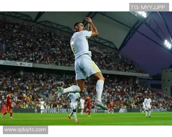 佩剑足球明星身份揭秘他在绿茵场上的传奇故事与成就