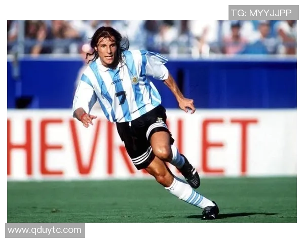 足球巨星成长之路早期照片揭秘与回顾 足球巨星成长之路早期照片揭秘与回顾