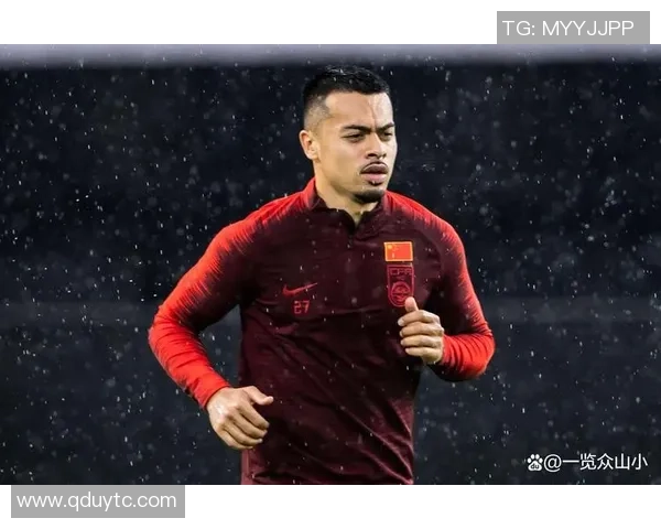 足球明星身着黑色足球服的神秘身份揭晓与背后的故事