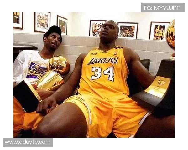 科比与足球明星的珍贵合照回顾展现体育精神与友谊的完美结合 科比与足球明星的珍贵合照回顾展现体育精神与友谊的完美结合