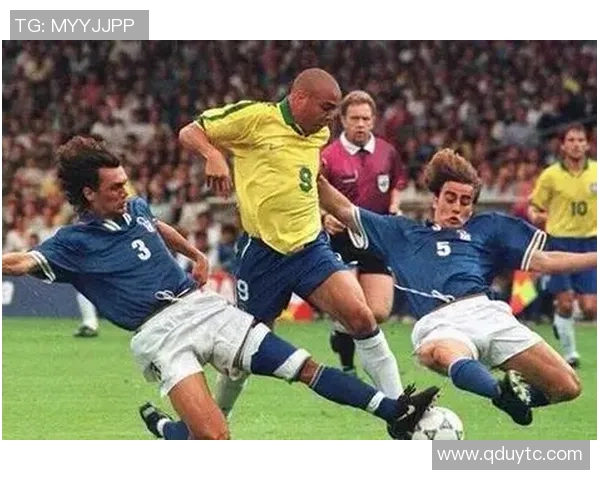 四位欧洲足球明星的传奇故事与赛场荣耀揭秘